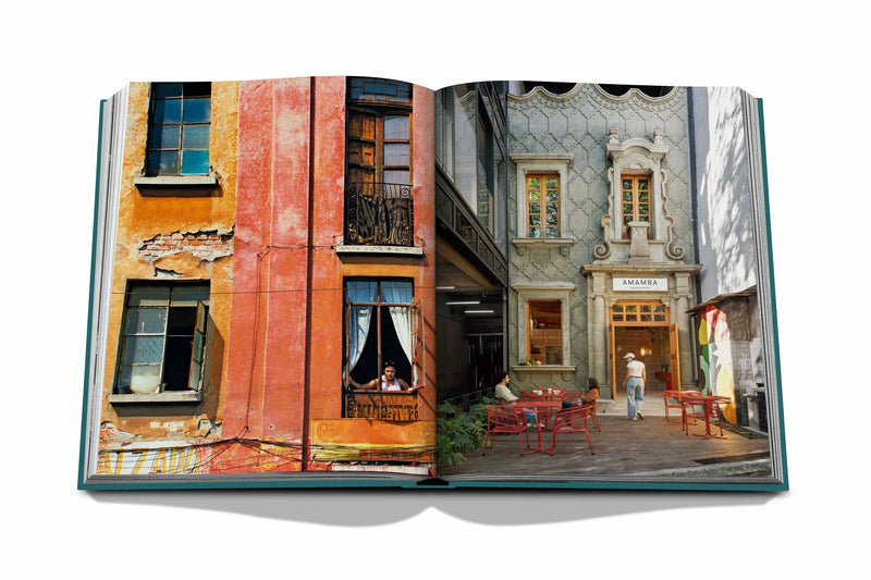 Libro Ciudad de México abierto con fotos de fachadas de colores y calle con mesas