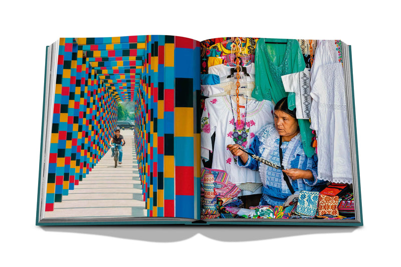 Libro Ciudad de México abierto con mosaico de colores y foto de mujer junto a textiles