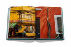 Libro Ciudad de México abierto con fotos de edificios coloridos y una pared roja