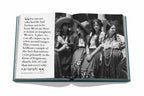 Libro Ciudad de México abierto con cita en página y foto en blanco y negro con sombreros