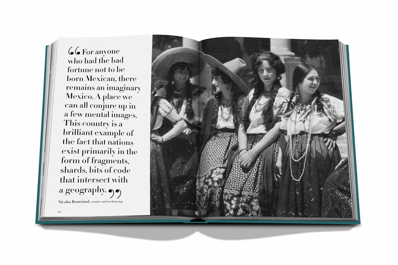 Libro Ciudad de México abierto con cita en página y foto en blanco y negro con sombreros