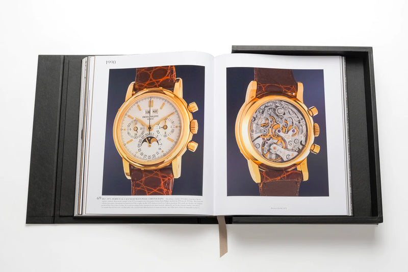 Libro abierto con fotos de relojes y carátulas en páginas ilustradas