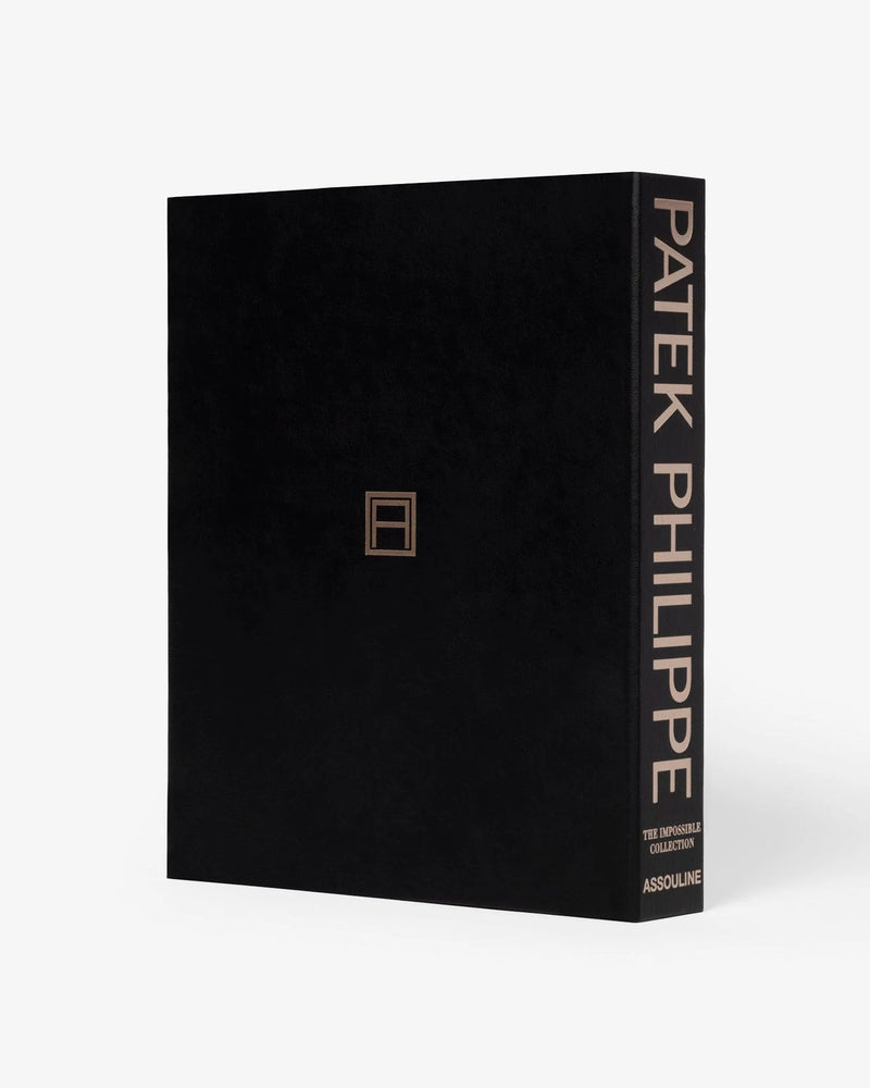 Libro de tapa negra con texto PATEK PHILIPPE en vertical y detalles dorados