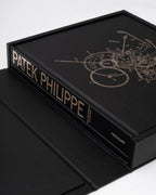 Estuche de libro negro con franja y el texto PATEK PHILIPPE en letras