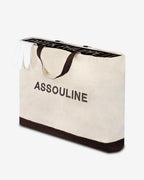 Bolsa de papel beige con asas y logotipo ASSOULINE en letras negras