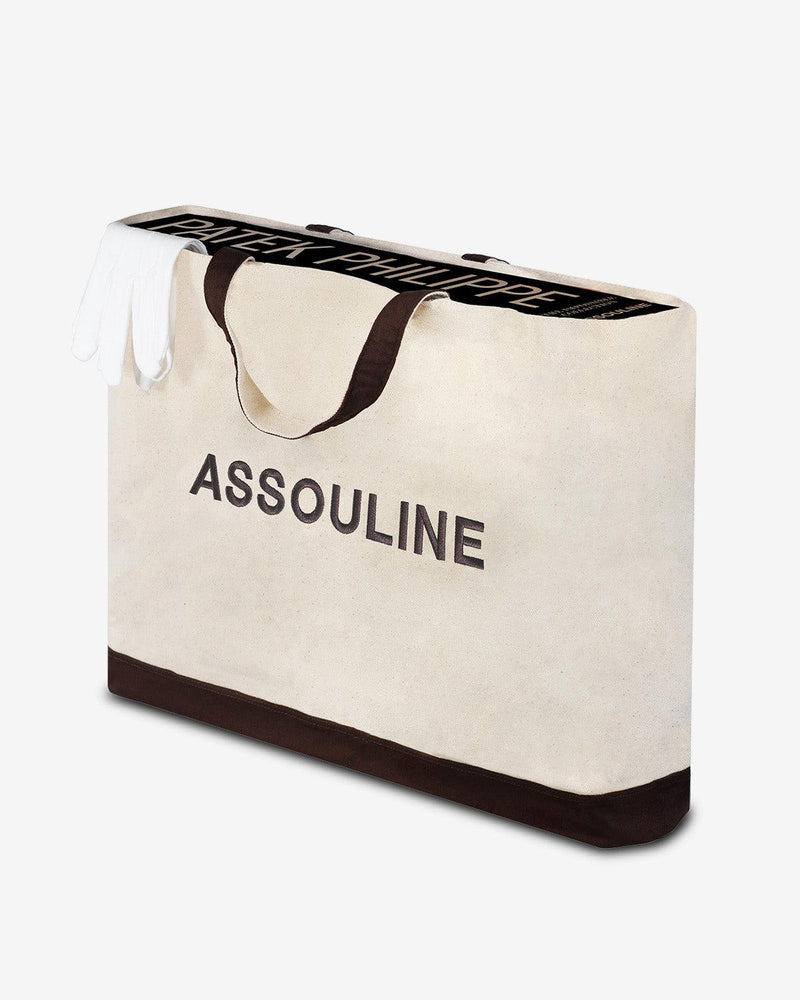 Bolsa de papel beige con asas y logotipo ASSOULINE en letras negras