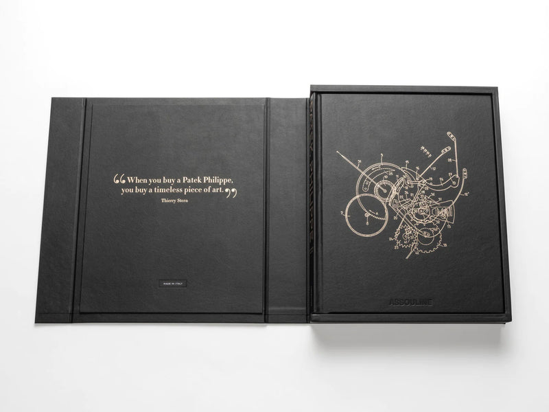 Libro de colección Patek Philippe abierto, tapa con diagrama de reloj dorado