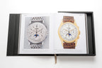 Libro de colección Patek Philippe abierto con dos relojes ilustrados