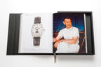 Libro de colección Patek Philippe abierto con reloj de correa gris y retrato