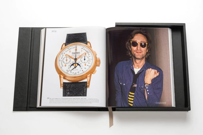 Libro de colección Patek Philippe abierto con reloj dorado y correa negra