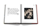 Libro de arte abierto con cita en la izquierda y obra en blanco y negro a la derecha