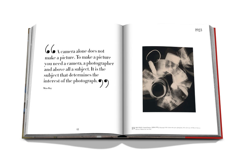 Libro de arte abierto con cita en la izquierda y obra en blanco y negro a la derecha