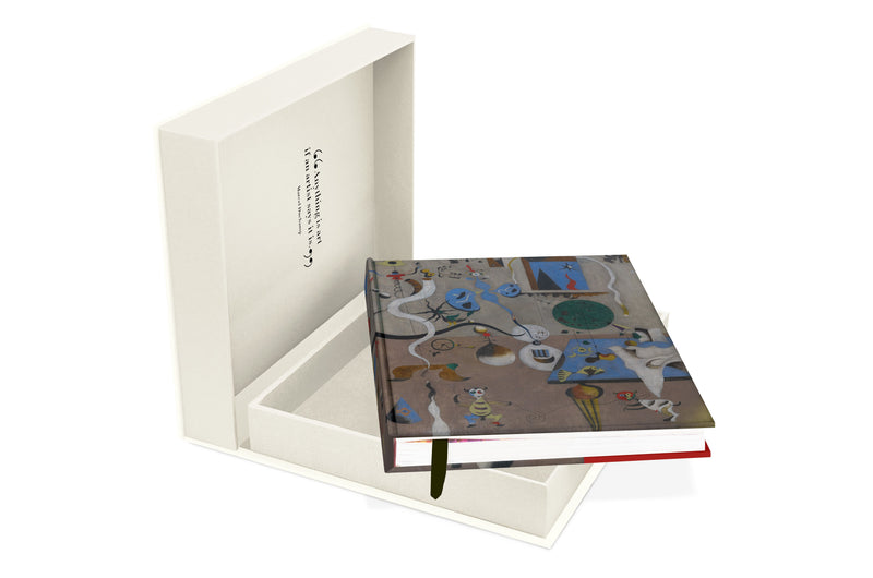 Libro de arte con portada multicolor visto sobre una caja blanca abierta