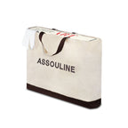 Bolsa de compra de tela crema con asa y texto ASSOULINE en letras grandes