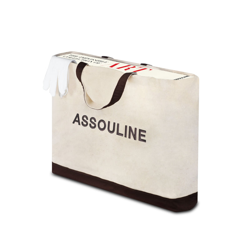 Bolsa de compra de tela crema con asa y texto ASSOULINE en letras grandes