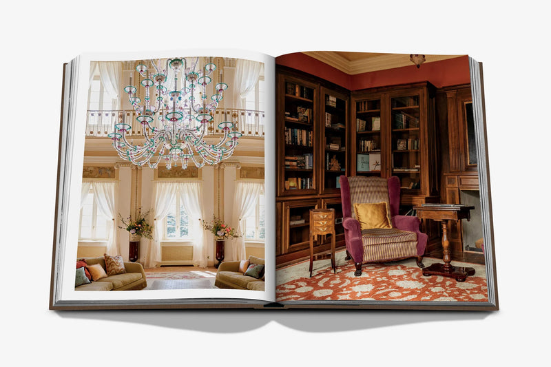 Libro abierto con dos fotos interiores: sala de estar con candelabros y zona de lectura.