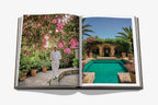 Libro abierto con dos fotos: jardín con flores y piscina en un patio.