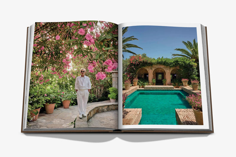 Libro abierto con dos fotos: jardín con flores y piscina en un patio.