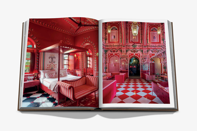 Libro abierto con dos fotos de dormitorio y pasillo con decoración roja y detalles ornamentales.