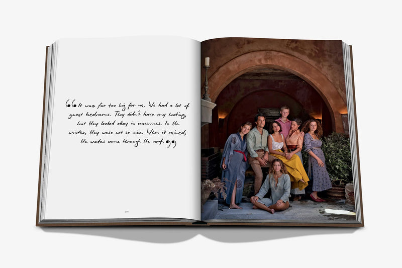 Libro abierto con foto de grupo en entrada de arco de piedra y página con texto manuscrito.