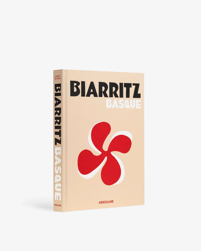 Libro Biarritz Vasca con tapa beige; lomo con BIARRITZ BASQUE y flor roja central.