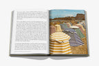 Libro Biarritz Vasca abierto; fotos de playa con camisetas a rayas y texto en página.