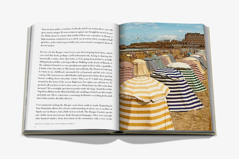 Libro Biarritz Vasca abierto; fotos de playa con camisetas a rayas y texto en página.