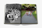 Libro Biarritz Vasca abierto; retratos en blanco y negro y gente caminando por un camino.