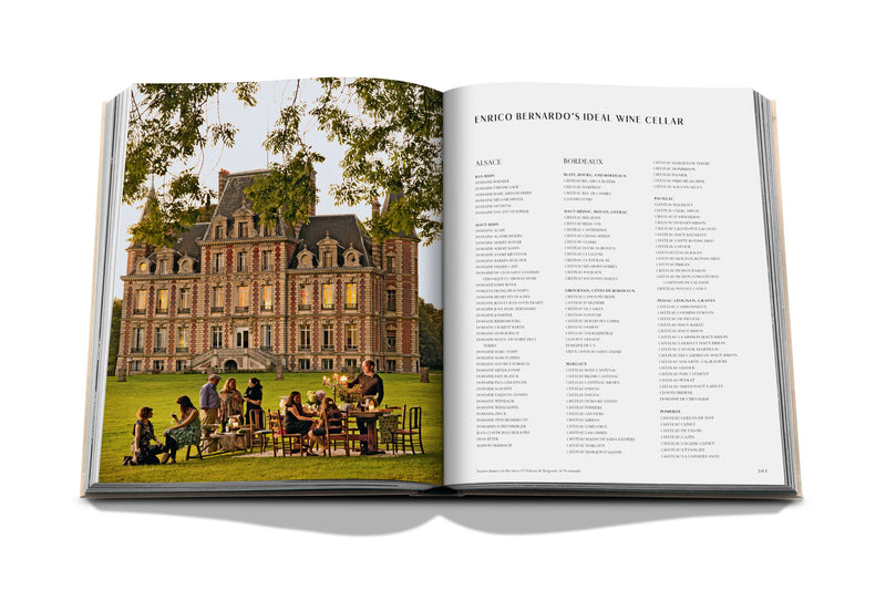 Libro de viajes y vino, páginas abiertas con foto de castillo y mesa al aire libre