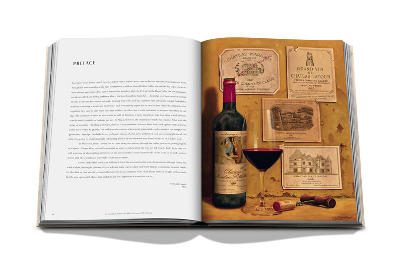 Libro de vino y viajes Francia abierto, a la derecha copa y botella con etiquetas