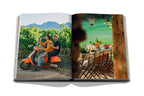 Libro de vino y viajes Francia abierto, scooter junto a viñedos y mesa de picnic