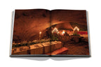 Libro de vino y viajes Francia abierto, cena con velas en bodega subterránea