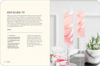 Libro Bubbly abierto: receta con bebida rosa y tallos verdes
