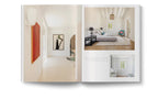 Libro Mallorca Living abierto con fotos interiores: pasillo y dormitorio con cama