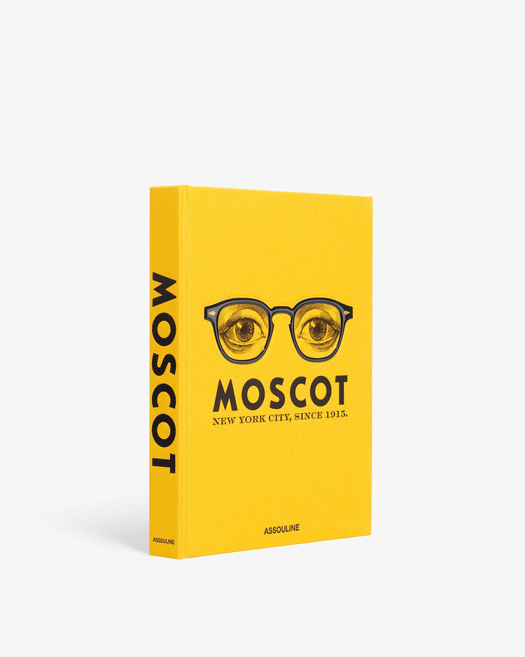 Libro con lomo y portada lateral amarilla; logotipo MOSCOT y gafas impresas