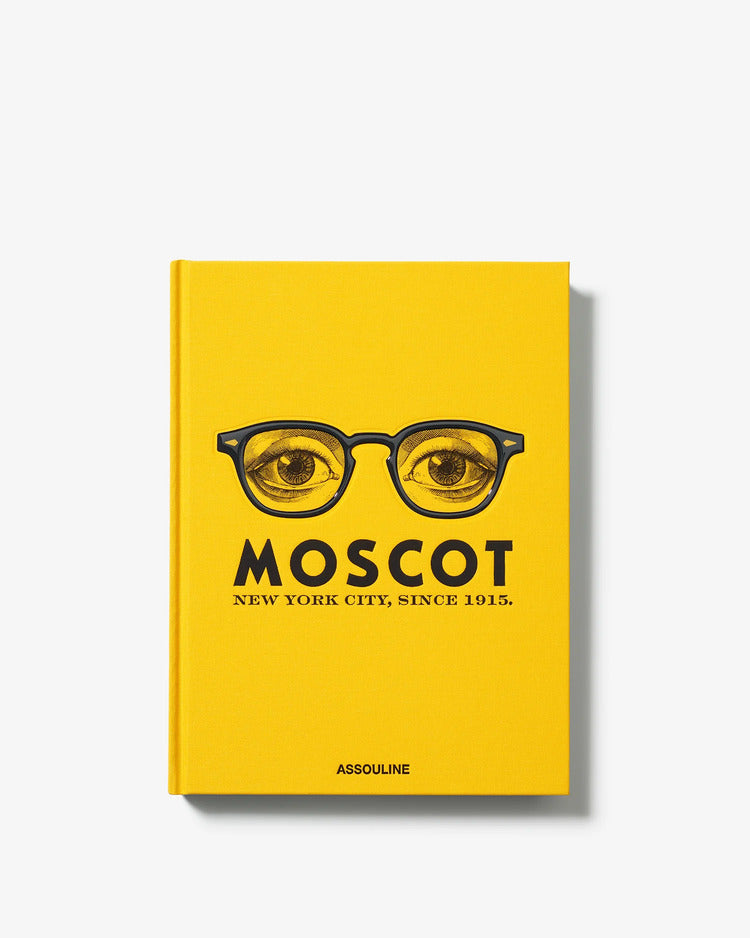 Libro de tapa amarilla con gafas ilustradas y texto MOSCOT en la portada