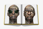 Libro abierto con retrato con gafas y casco; páginas con patrón y lentes