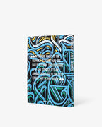 Libro de arte urbano; contraportada con grafiti azul, letras blancas y texto.