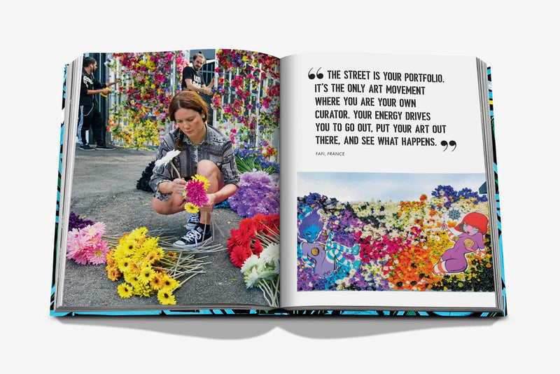 Libro abierto con foto de mujer con flores y mural colorido en doble página.