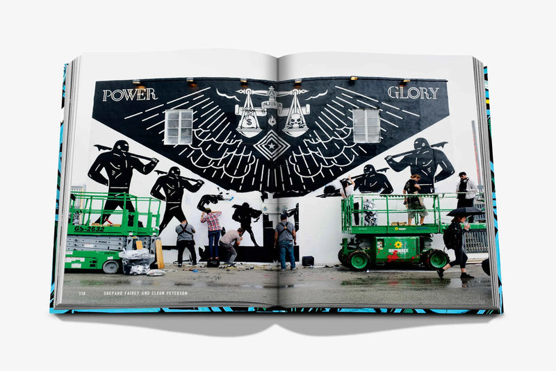 Libro abierto con foto de mural oscuro y personas frente a vehículos verdes.