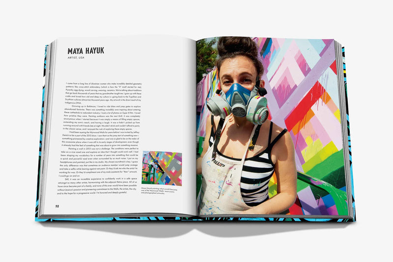 Libro abierto con foto de artista con mascarilla de respiración y mural geométrico.