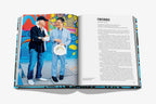 Libro abierto con foto de dos hombres conversando junto a un mural vibrante.