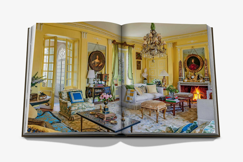 Libro Sala de estar abierto: salón clásico con candelabro, cuadros y chimenea.