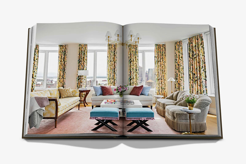 Libro Sala de estar abierto: sala amplia con sofás, cortinas estampadas y mesas.