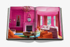 Libro Sala de estar abierto: sala con chimenea, sillón acolchado y cortinas rojas.
