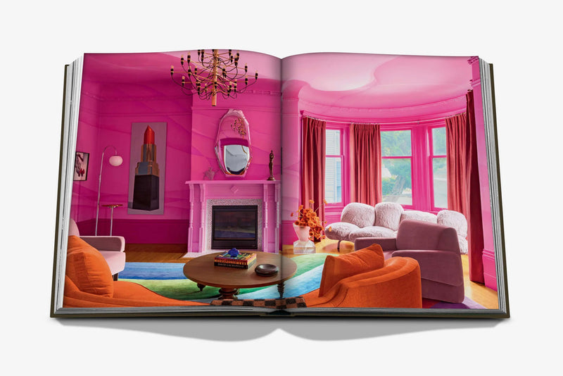 Libro Sala de estar abierto: sala con chimenea, sillón acolchado y cortinas rojas.