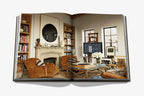 Libro Sala de estar abierto: salón con chimenea, sillón de cuero y estanterías.