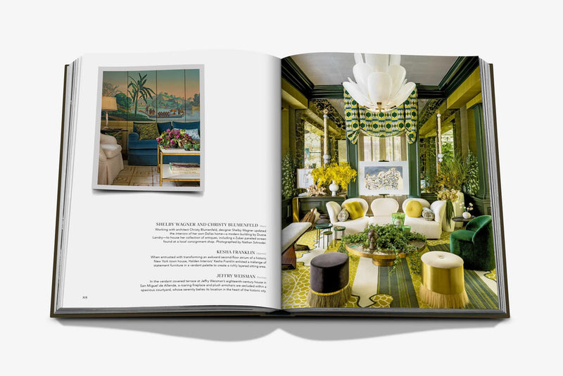 Libro Sala de estar abierto: comedor con mesa verde, flores y lámpara colgante.