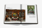 Libro Sala de estar abierto: sala con sillones, mesa roja y mural colorido.