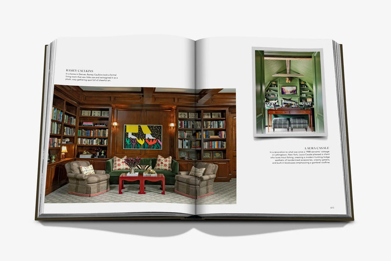 Libro Sala de estar abierto: sala con sillones, mesa roja y mural colorido.